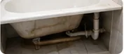 Доступ к сифону под ванной